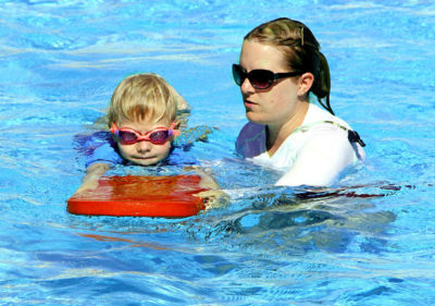 Навчитися плавати: тренування дитини