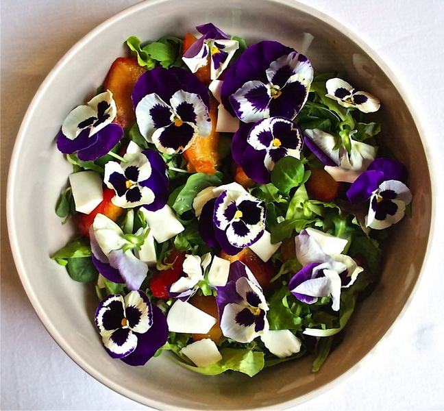 Салат с цветами-кулинария на лето