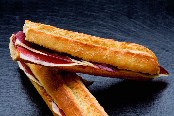 сэндвич кацу сандо с курицей. Se%60ndvich bokadilo bocadillo. сэндвич кацу сандо с курицей фото. сэндвич кацу сандо с курицей-Se%60ndvich bokadilo bocadillo. картинка сэндвич кацу сандо с курицей. картинка Se%60ndvich bokadilo bocadillo. Срезаем шляпку у чеснока, оборачиваем фольгой, сбрызгиваем оливковым маслом. Полностью закрываем фольгой