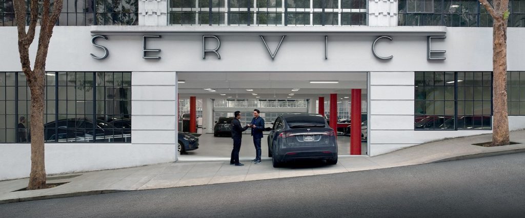 Tesla подбирается ближе к Украине – начаты официальные продажи в соседних странах