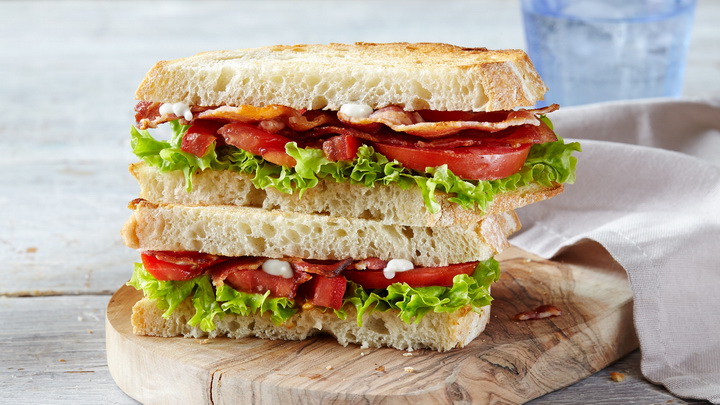 сэндвич кацу сандо с курицей. se%60ndvich BLT. сэндвич кацу сандо с курицей фото. сэндвич кацу сандо с курицей-se%60ndvich BLT. картинка сэндвич кацу сандо с курицей. картинка se%60ndvich BLT. Срезаем шляпку у чеснока, оборачиваем фольгой, сбрызгиваем оливковым маслом. Полностью закрываем фольгой