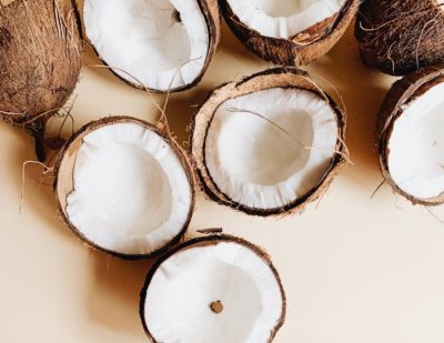 Шматки розколотого кокоса
