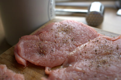 Как приготовить отбивные: Отбиваем мясо