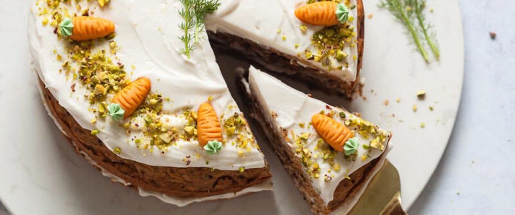 Два рецепти морквяного торта – святковий з кремом і легкий веганський. Незвичайні ласощі!