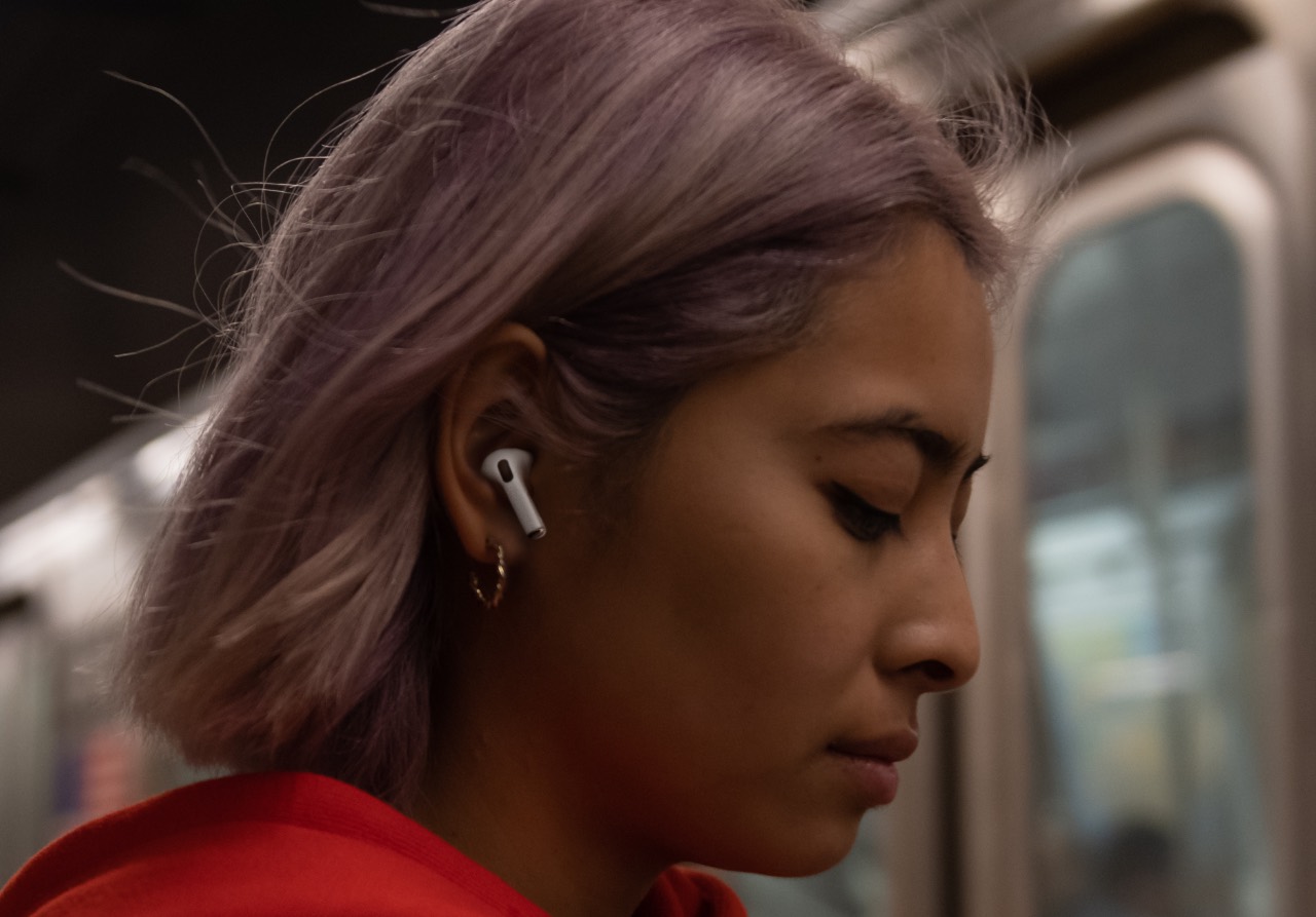 Обзор AirPods Pro_лучшие полностью беспроводные наушники от Apple - наушники в ушах