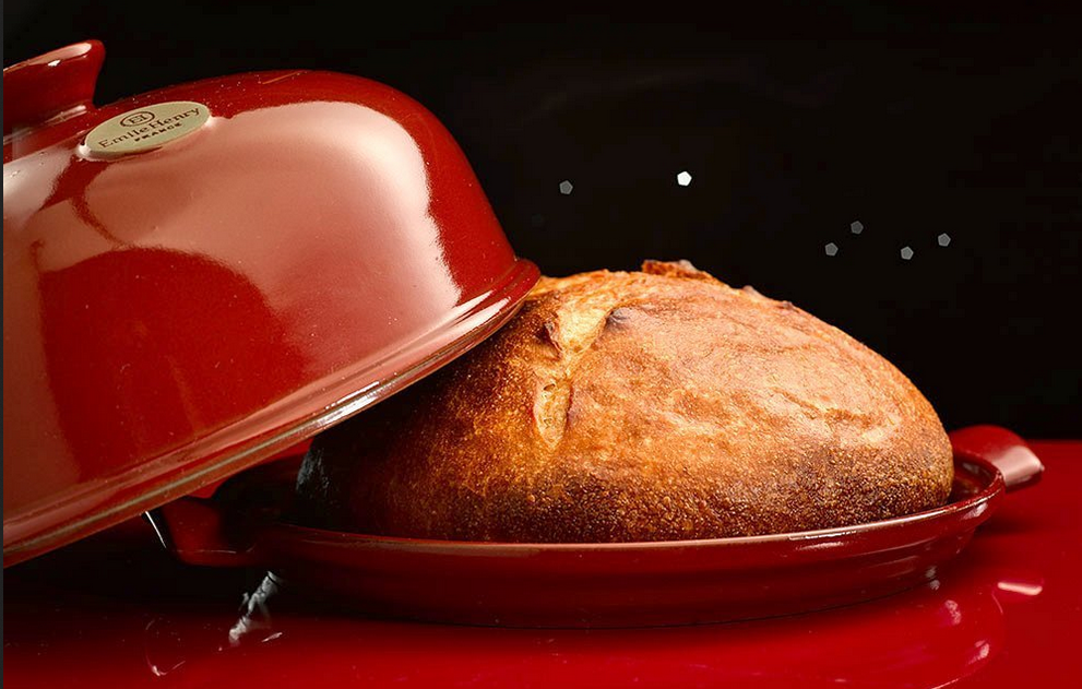Оставайтесь дома: печем ржаной хлеб с базиликом и оливками и луковые булочки