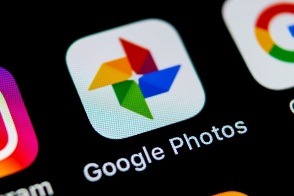 Google Фото призупиняє автоматичну синхронізацію файлів з соцмереж