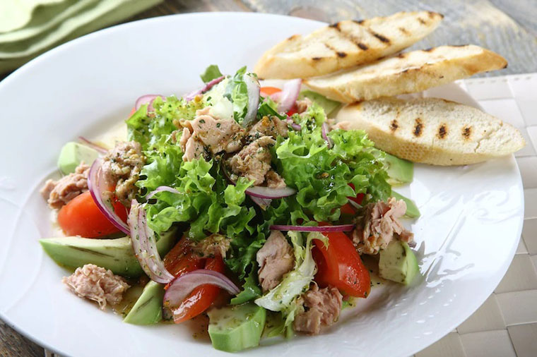 Салаты из тунца: 4 рецепта вкусных салатов с тунцом | Блог Comfy