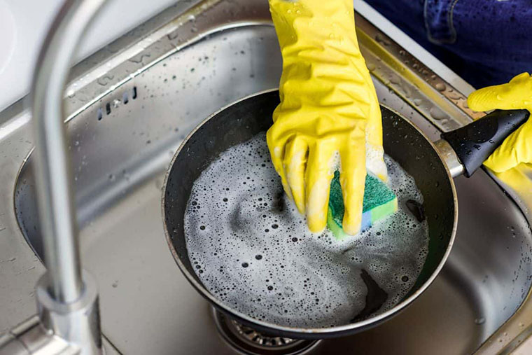 Мытье сковороды