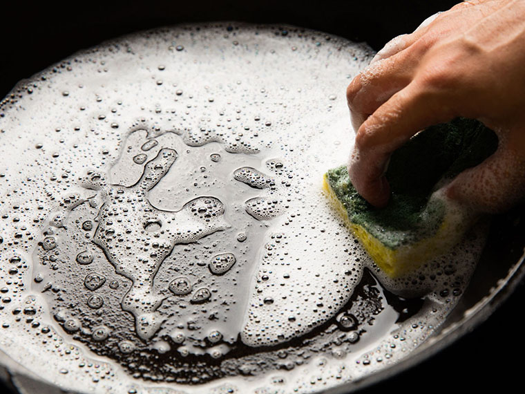 Мытье тефлоновой сковороды