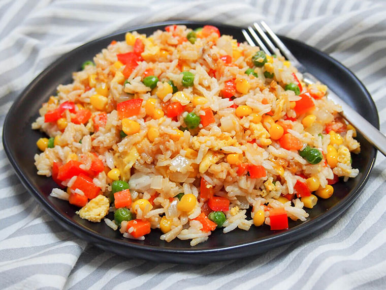 Рис с яйцом и овощами