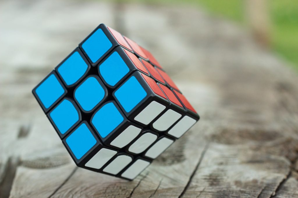 Почемучка: кто и как изобрел кубик Рубика и почему он так популярен