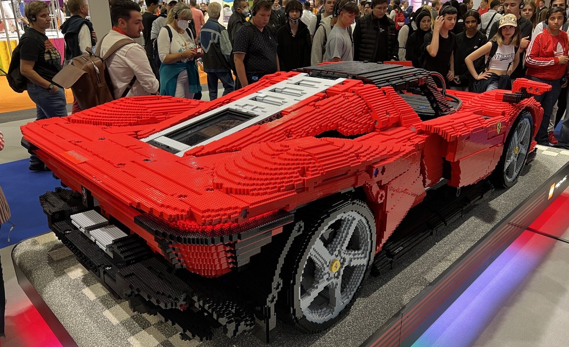 Ferrari-из конструктора Lego.
