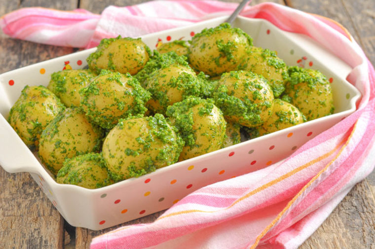 Молодой картофель с зеленью