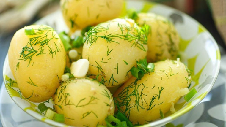 Вареный картофель с чесноком и укропом