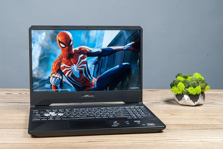 Экран ноутбука человек паук