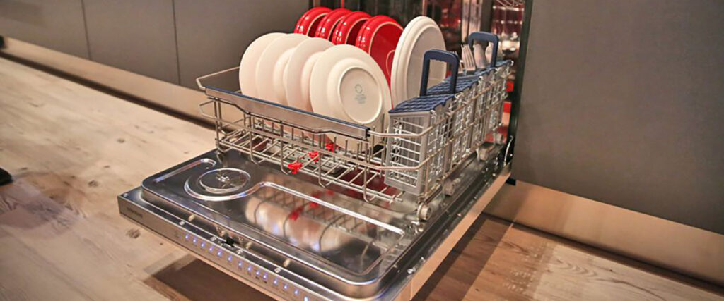 Як правильно розставляти посуд у посудомийній машині